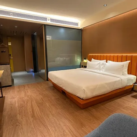 37th Crescent Navi Hotel 4*