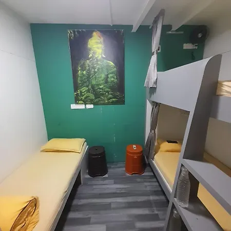 Sinhassan Juhu Hostel
