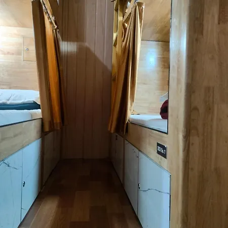 Breeze Bed Space * Mumbai