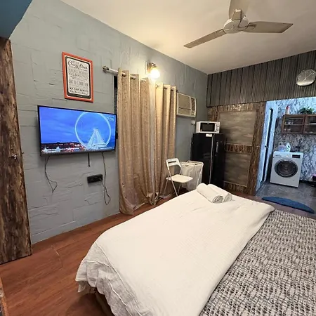 Independent Garden Cottage-bandra-carter Road Apartment