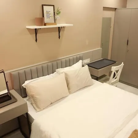 Apartment Downtown 3 Bhk Appt, Mahalaxmi, 1402