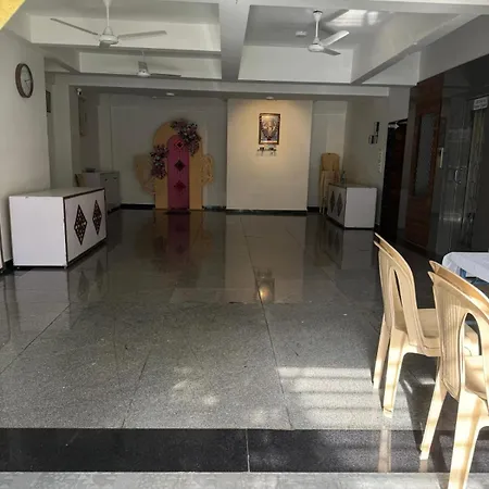 Luxurious 4bhk In Kandivli Spacious Scenic And Family Friendly Apartment *