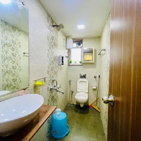 Bandra View 2bhk At Hill Road Apartment