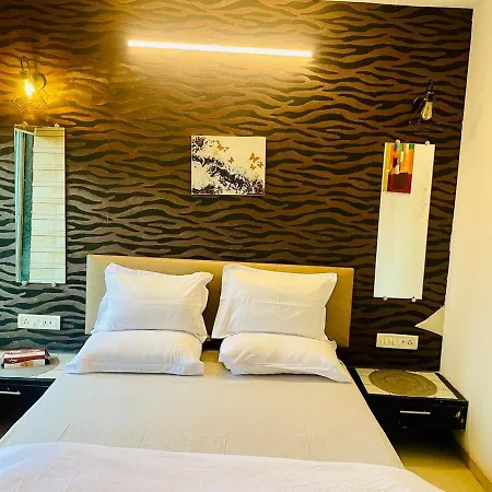 Bandra View 2bhk At Hill Road Apartment *