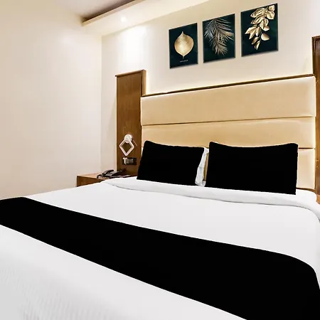 Hotel Collection O Andheri Near Western Express Highway
