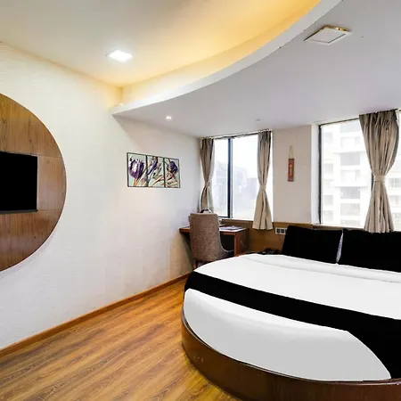 Hotel Collection O Andheri Near Western Express Highway