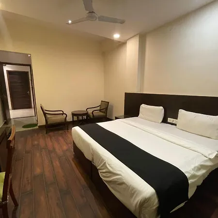 Hotel Aksa Near Juhu 3*