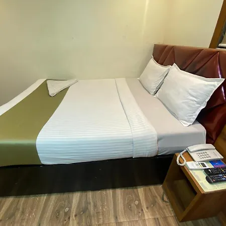 Deluxe - Near Kokilaben Dhirubhai Ambani Hospital 3*