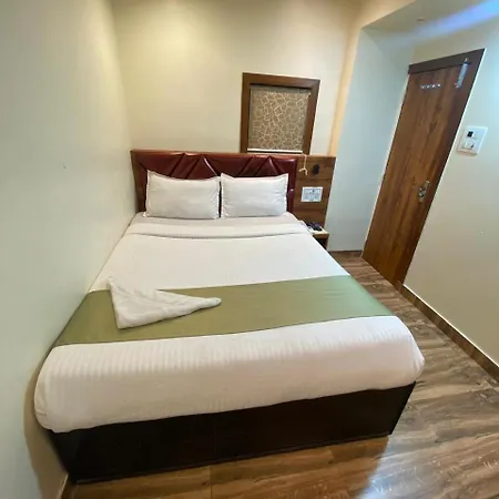 Deluxe - Near Kokilaben Dhirubhai Ambani Hospital 3*