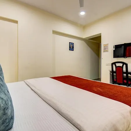 1 Private Bedroom I Bath In A 2bhk Bkc And Jio Center Mumbai