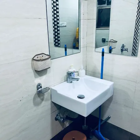 Apartment 2bhk With Pvt Decks Near Sea Mumbai