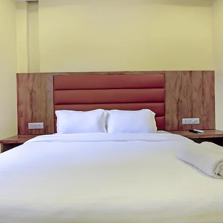 Deluxe Hotel *