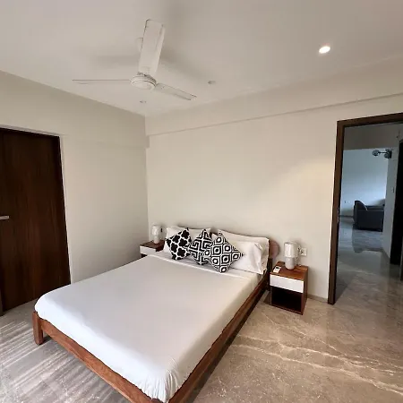 Apartment Luxurious 2 Bhk & Workspace On Juhu Tara Road