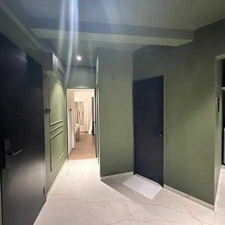 Plush Bandra West - Luxury 2bhk & Study Mumbai