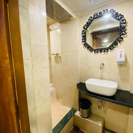 Avk-near Kokilaben Hospital & Versova Beach- With Kitchen