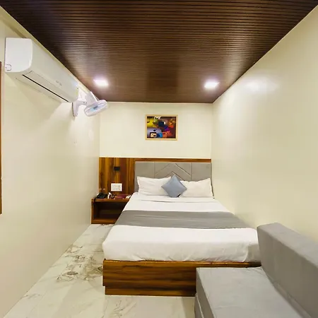 Avk-near Kokilaben Hospital & Versova Beach- With Kitchen 3*