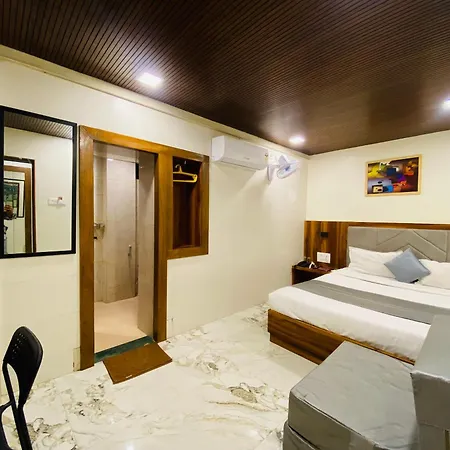 Avk-near Kokilaben Hospital & Versova Beach- With Kitchen 3*
