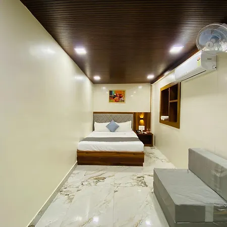 Avk-near Kokilaben Hospital & Versova Beach- With Kitchen 3*