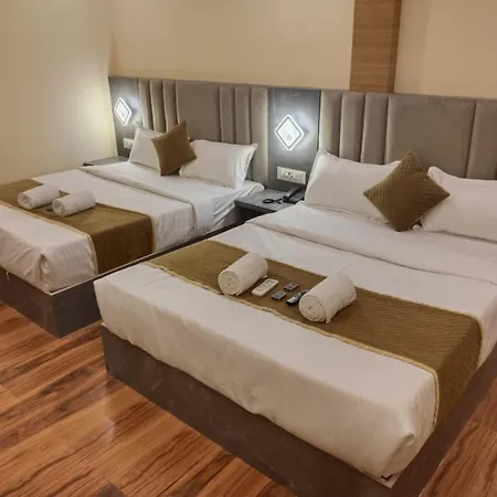 Hotel Crystal Castle Goregaon West Link Road, 4*
