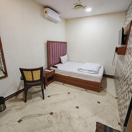 Laksh Hotel 2*