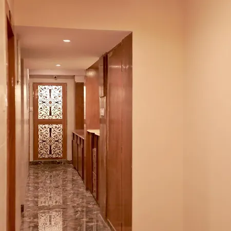 Hotel Laksh 2*