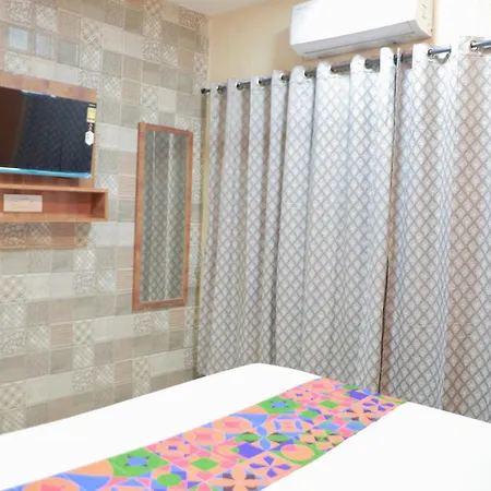 Hotel Laksh 2*