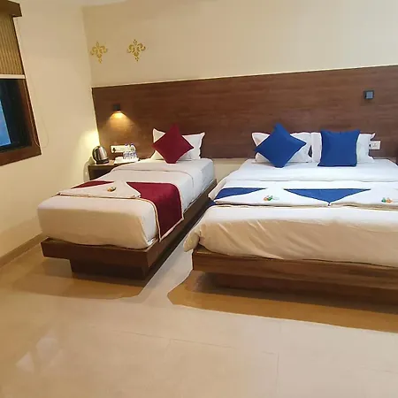 Hotel Ashraya International 3*