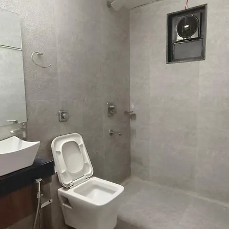 Hotel Ashraya International 3*