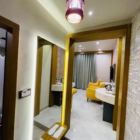 Double Crown Airport T2 Hotel
