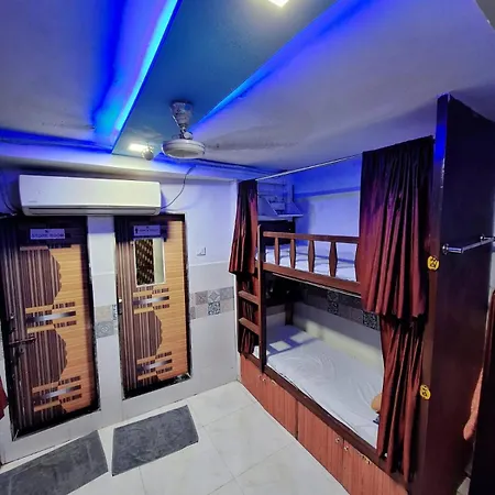 Neon Nest Suits Asalpha Metro Hostel *