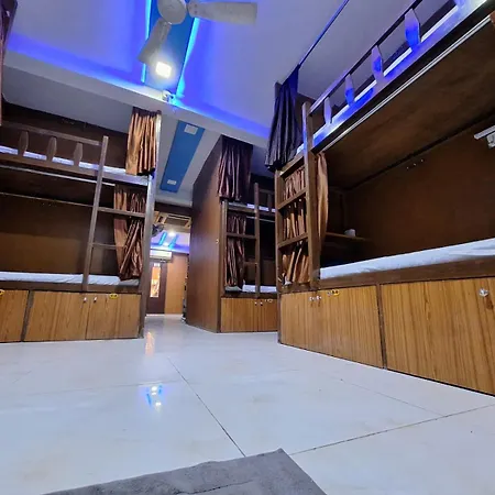 Hostel Neon Nest Suits Asalpha Metro