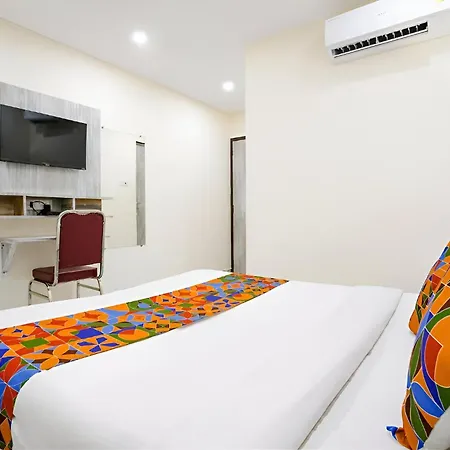 Glitz Good Luck Residency - Nr Exhibition Centre Hotel