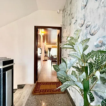 Apartment Lovely 3bhk Serviced Near Iskcon Temple, Juhu