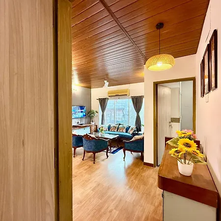Lovely 3bhk Serviced Near Iskcon Temple, Juhu Apartment