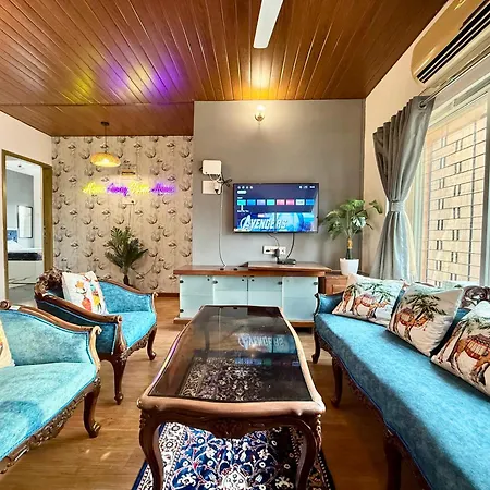 Lovely 3bhk Serviced Near Iskcon Temple, Juhu Apartment *
