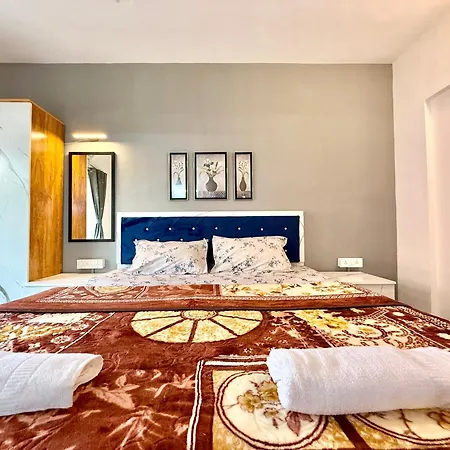 Lovely 3bhk Serviced Near Iskcon Temple, Juhu