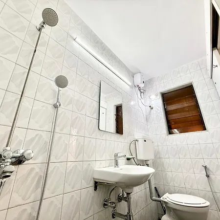 Apartment Lovely 3bhk Serviced Near Iskcon Temple, Juhu Mumbai