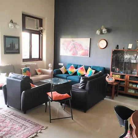 Khozem Topiwala Colaba Homestay