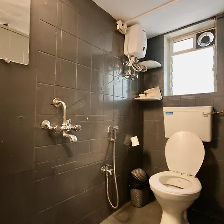 Locomo Mini - 9 Mins From Airport Hostel *
