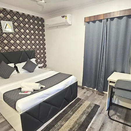 Astha Kandivali Service Guest house 3*