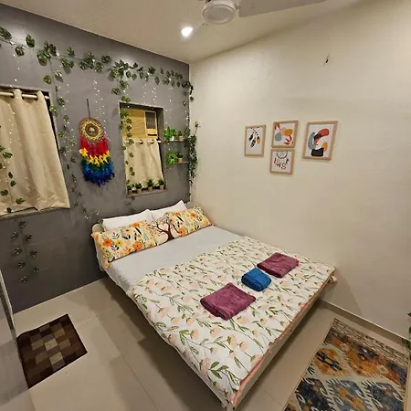 Cozy Rose Peaceful Village Retreat In Bandra Mumbai