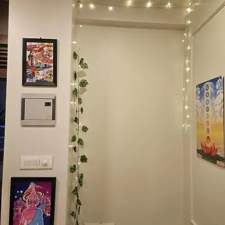 Cozy Rose Peaceful Village Retreat In Bandra *