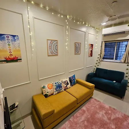 Cozy Rose Peaceful Village Retreat In Bandra