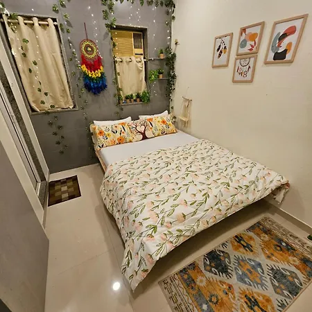 Cozy Rose Peaceful Village Retreat In Bandra Apartment Mumbai