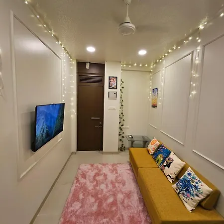 Cozy Rose Peaceful Village Retreat In Bandra *