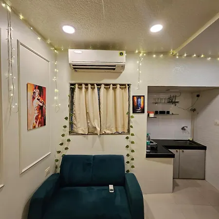 Cozy Rose Peaceful Village Retreat In Bandra *