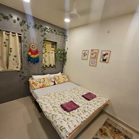 Cozy Rose Peaceful Village Retreat In Bandra Apartment Mumbai