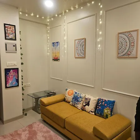 Cozy Rose Peaceful Village Retreat In Bandra * Mumbai