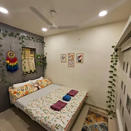 Cozy Rose Peaceful Village Retreat In Bandra Apartment