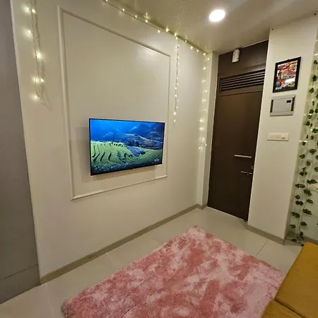 Cozy Rose Peaceful Village Retreat In Bandra Apartment Mumbai